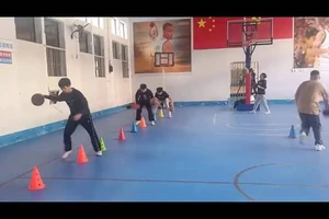 中学生篮球校队基本功训练